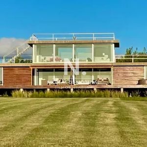 Vende Casa En Laguna De Los Cisnes, Con Hermosa Vista Y 3 Dormitorios.