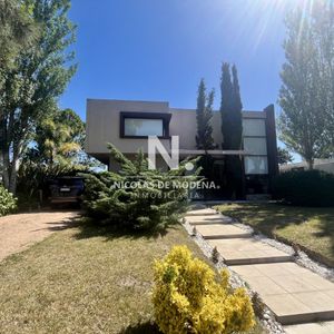 Excepcional Casa De Dos Plantas En Le Residence  En Venta, Con Espacios Amplios