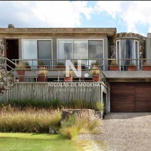 Vende En Club Del Mar, Casa De 5 Dormitorios Con Piscina Y Parrillero.