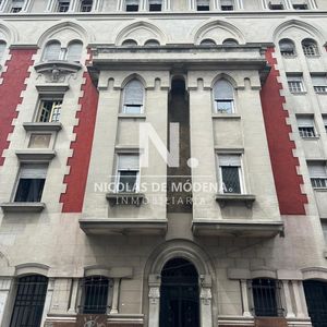 Apartamento De 4 Dormitorios En Ciudad Vieja. Montevideo En Venta Con Renta