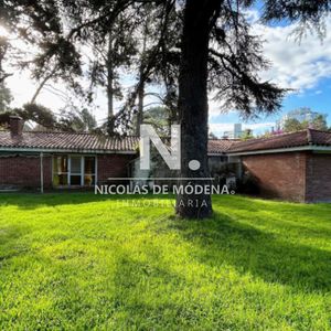 En Venta Chalet De 4 Dormitorios Con Parrillero En Mansa, Punta Del Este.