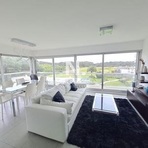 En Venta Apartamento De 2 Dormitorios En Punta Del Este.