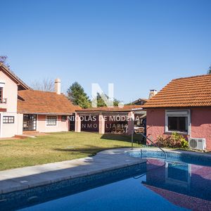 Muy Linda Casa En Venta, Zona Inmejorable, 3 Dormitorios Y Servicio