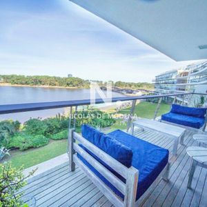 Vende Exclusivo Apartamento De 4 Dormitorios Frente Al Mar En La Barra A Solo  Metros Del Mar
