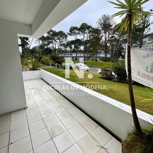 Vende Departamento De 2 Dormitorios Con Garaje, Punta Del Este