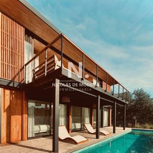 Espectacular Casa En Venta De 3 Dormitorios, Con Piscina Y Vista A Agradable Entorno