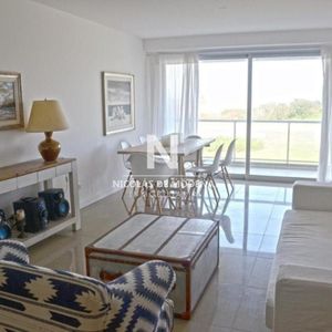 Vende Apartamento De 3 Dormitorios Con Balcon En Brava, Punta Del Este