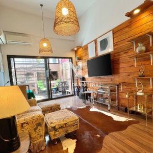 Casa En Venta De 2 Dormitorios Con Cochera  En Pocitos,montevideo!