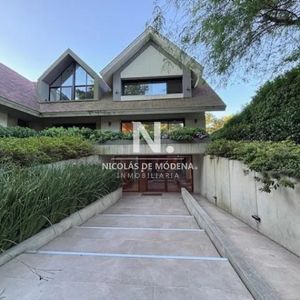 Venta Exclusivo Apartamento De 3 Dormitorios Con Cochera En Carrasco!