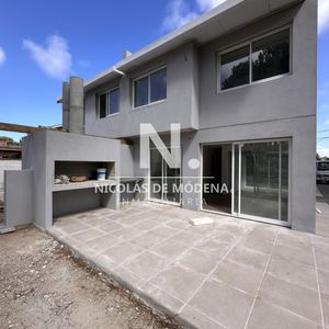 Vende Casa De 3 Dormitorios En Jardines De Cordoba, Punta Del Este