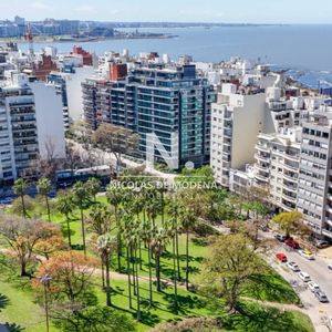 Apartamento En Venta De 2 Dormitorios Con Gran Ubicacion En Punta Carretas,montevideo.