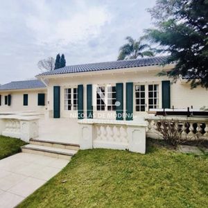 En Venta Casa En Golf De 5 Dormitorios, Con Piscina Y Parrillero