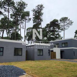A Estrenar Casa De 2 Dormitorios, En Parque Burnett Con Parrillero Y Estacionamiento Para 2 Autos
