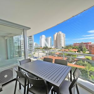 En Venta Apartamento De 2 Dormitorios En Mansa, Con Vista A Agradable Entorno