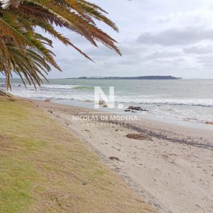 Vende Apartamento Con Vista Al Mar En Península,  Punta Del Este De 3 Dormitorios
