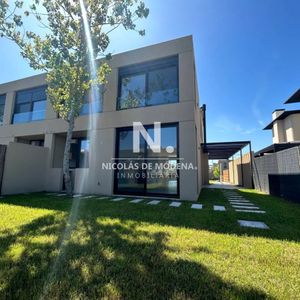 Casa En Venta A Estrenar De 3 Dormitorios Y 3 Baños En Parques II,montevideo