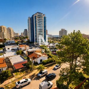 Vende Apartamento De 2 Dormitorios En Punta Del Este, Con Excelente Vista