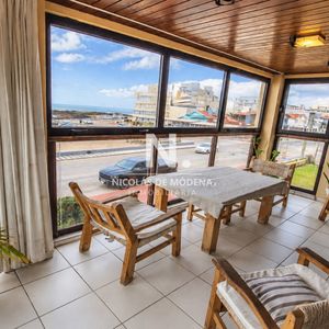 Vende Apartamento Impecable De 3 Dormitorios Con Balcon Cerrado Frente Al Mar En Península, Punta Del Este