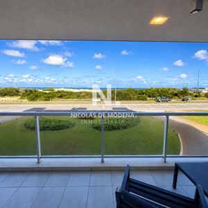 Vende Departamento De 2 Dormitorios Y Medio En Brava, Frente Al Mar
