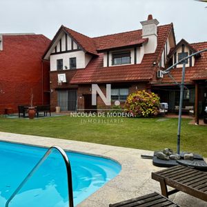 Venta Casa Con Jardin Y Piscina En Carrasco 4 Dormitorios 4 Baños