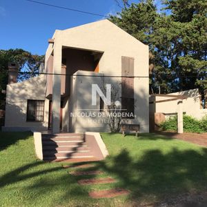 Venta, Casa De 4 Dormitorios En Playa Mansa, Con Piscina Y Parrillero