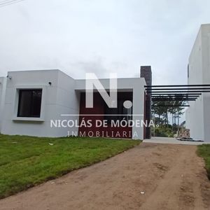 Casa De 3 Dormitorios En Parque Burnett A La Venta A Estrenar!