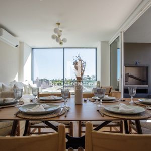 Apartamento De 2 Dormitorios En Venta, Edificio De Categoría Frente A La Rambla De Carrasco. Montevideo