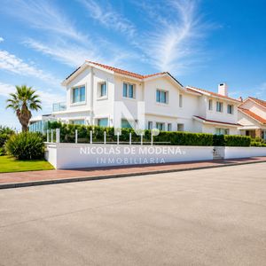 En Vanta Casa De 6 Dormitorios Frente Al Mar En Península, Punta Del Este Con Piscina Y Parrillero Techado