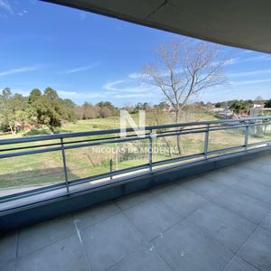 En Venta Apartamento De 2 Dormitorios En Edificio La Loma, Con Vista A Agradable Entorno