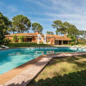 Casa En Venta De 4 Dormitorios En Playa Mansa.punta Del Este.