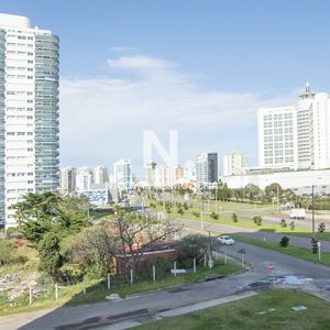 Departamento De 2 Dormitorios En Venta En Torre Moderna A Metros De Playa Mansa.