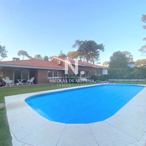 Chalet En Lugano Con Piscina Climatizada Y Todas Las Comodidades.
