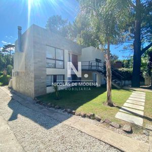 Casa Moderna De Piedra Zona Pinares