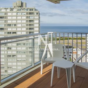 Apartamento De 2 Dormitorios En Venta En Torre Moderna A Metros Del Mar.