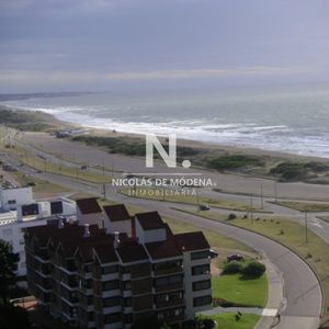 Apartamento En Venta De 2 Dormitorios En Punta Del Este, Frente Al Mar
