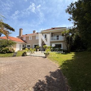 Casa En Venta De 5 Dormitorios En El Golf , Punta Del Este , Playa Bravav