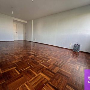 Apartamento De 3 Dormitorios En Alquiler Con Terraza Y Cochera En Pocitos