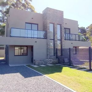 Casa En Venta C/ Cochera En Shangrilá