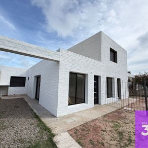 Casa En Venta De 3 Dormitorios En Ciudad De La Costa Solymar Sur