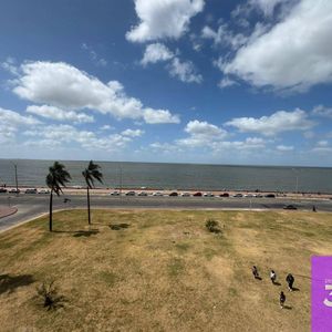 Apartamento De 2 Dormitorios En Ciudad Vieja Con Vista Directa Al Mar