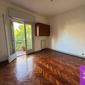 Venta Apartamento Con Renta De 4 Dormitorios Y 2 Baños En Pocitos, Montevideo