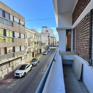 Apartamento Al Frente De 1 Dormitorio En Cordón A Mts De 18 De Julio