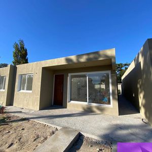 Casa En Venta C/ Cochera En Lomas De Solymar