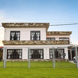Casa En Solymar Sur De 5 Dormitorios, Piscina, Barbacoa Y Cochera.