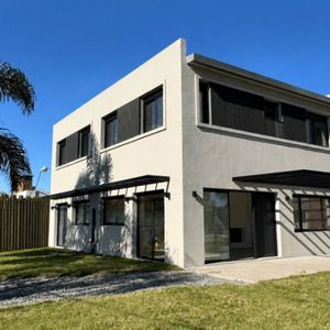 Casa Ph De 3 Dormitorios En Lagomar Sur Con Parrillero Y Cochera