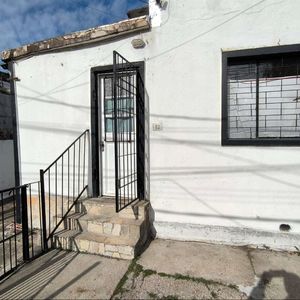 Apartamento Tipo Casita Al Frente C/jardín Uso Exclusivo, Orientado Al Norte, Mucho Sol A 3 Cuadras De Carlos Ma. Ramirez. Todo En Planta Baja.