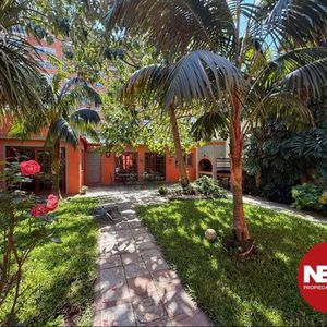Ideal 2 Flias., Vivir Y Consultorio, Escr., Dorm. C/baño En Suite En P. Baja + Planta Alta, En 2° Planta Oficina Independiente, Precioso Fondo De 250 M2 C/barbacoa, Gges. C/ Pasaje Lateral.