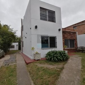 Alquiler Anual De Casa En La Barra, Maldonado. - 4 Dormitorios, 3 Baños, 1 En Suite. Parrillero Techado , Cercada Y Con Rejas.