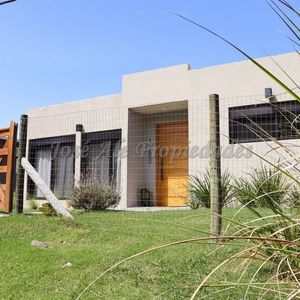 En Venta Casa De 2 Dormitorios Colonia Del Sacramento