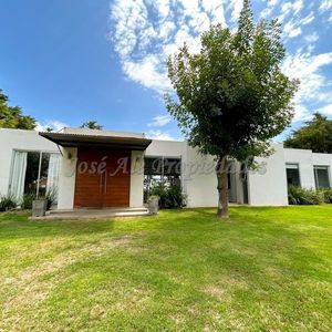 En Venta Casa De 2 Dormitorios En Colonia Del Sacramento